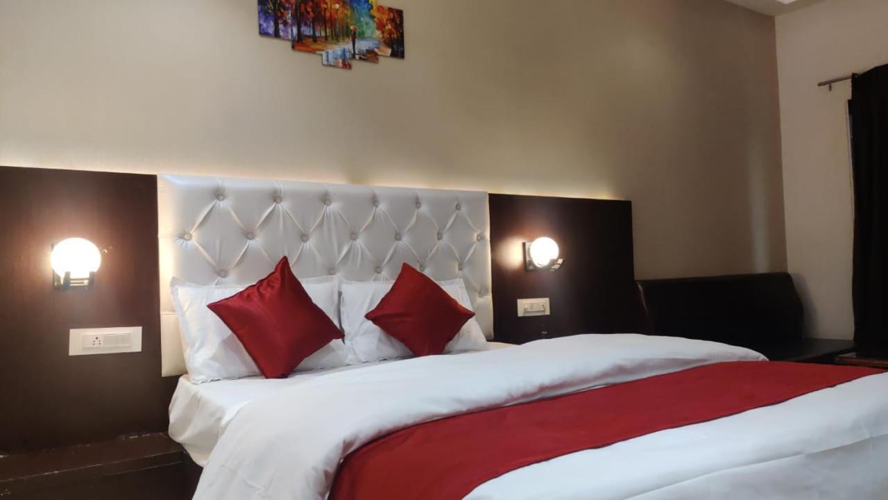Hotel Relax Bhopal Bagian luar foto